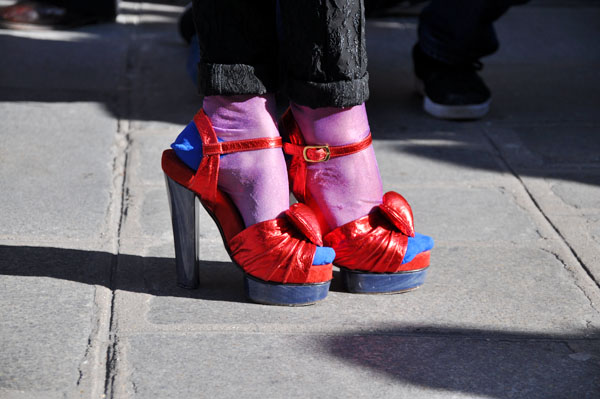 https://trendycrew.s3.amazonaws.com/paris-fwaw2011-red-heels.jpg